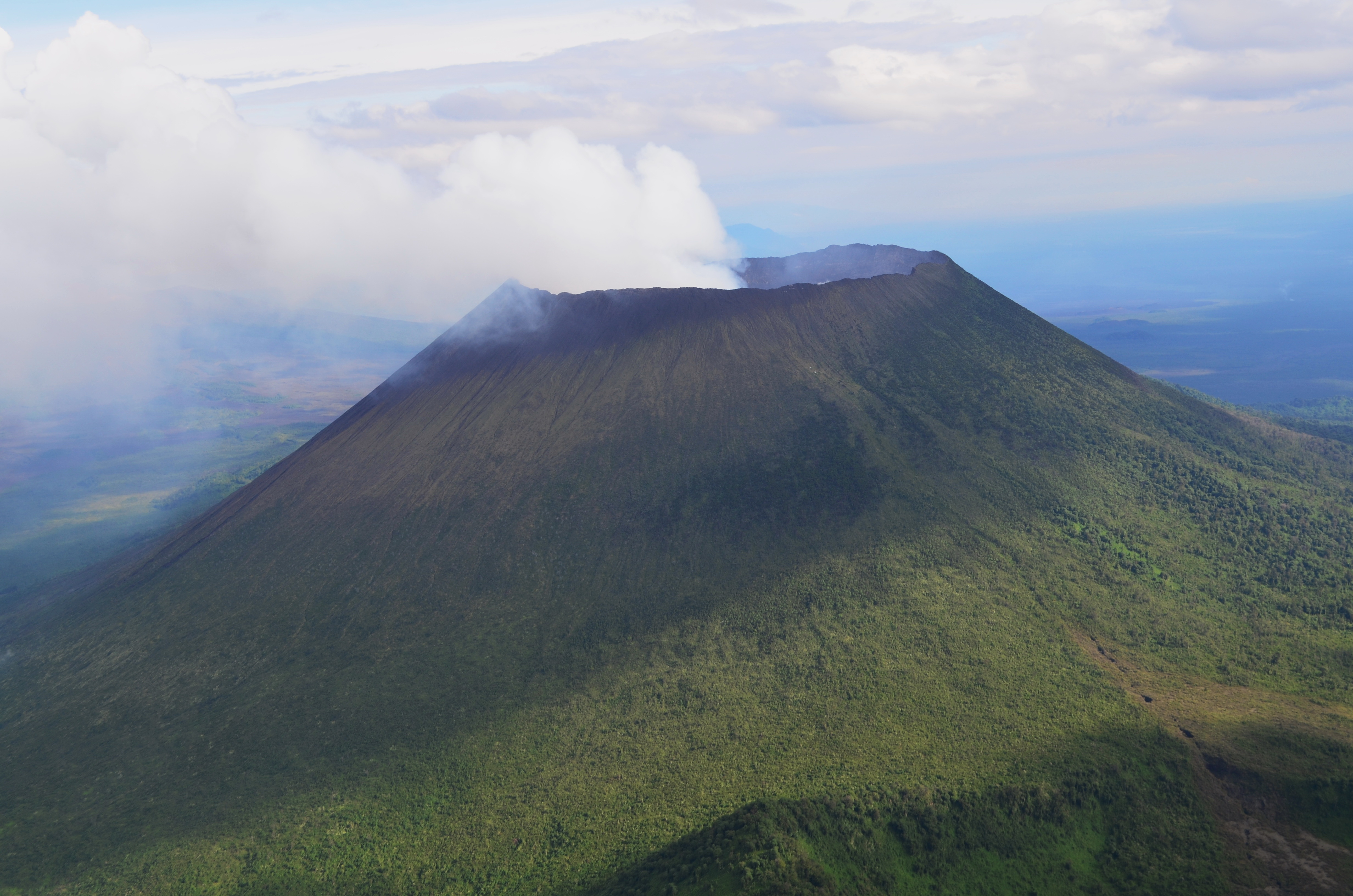 Volcanologists explore turning volcano risks into opportunities